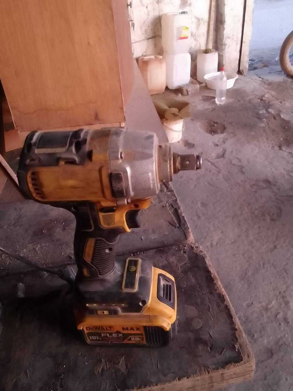 السلام عليكم دريل لقمه ابو الختم ودريل همر ابو الختم العملاق xR
باب الأول شغالات نضيفات مامصلحات الشاحنة الاصليه البطاريات الاصليات يطولن بالشغل مو ربع ساعة وتهبط
تشتغل نص رنهار 
2بطاريات شاحنه وحده 
للبيع سعر الواحد 40 مكان نجف شارع كربلاء عمود 130/موبايل ***********
