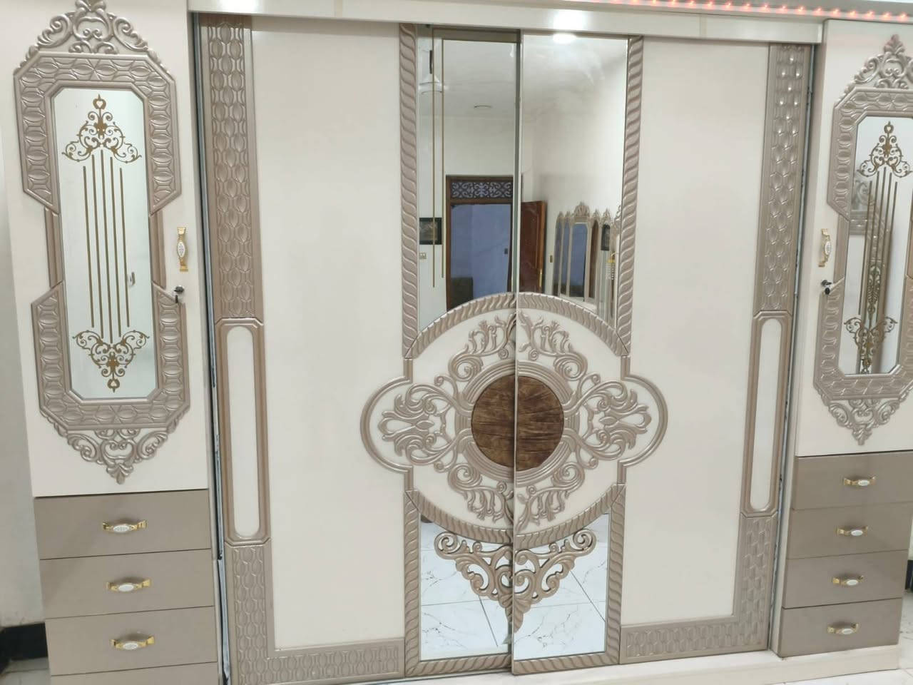 سلام عليكم غرفة تركية للبيع ٩ قطع نضافة فول استعمال قليل للتواصل *********** عمارة, ميسان
