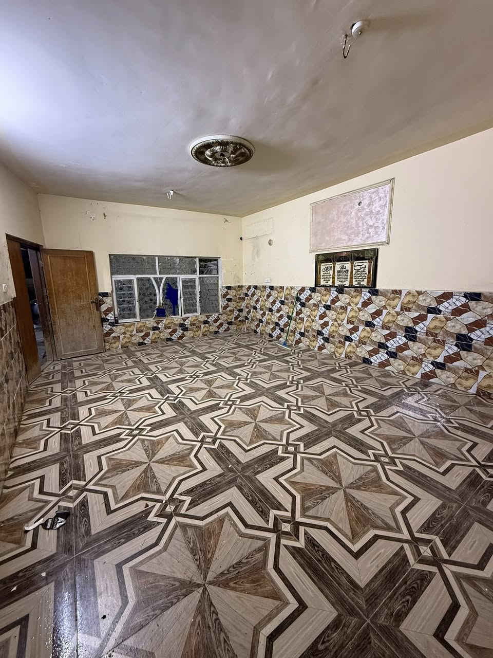 سلام عليكم بيت لإيجار بدايت
شارع الذاعه بيت طابقين اربع
غرف نوم مطبغ ستقبال
+حديقه+كراج الاستفسار ***********
