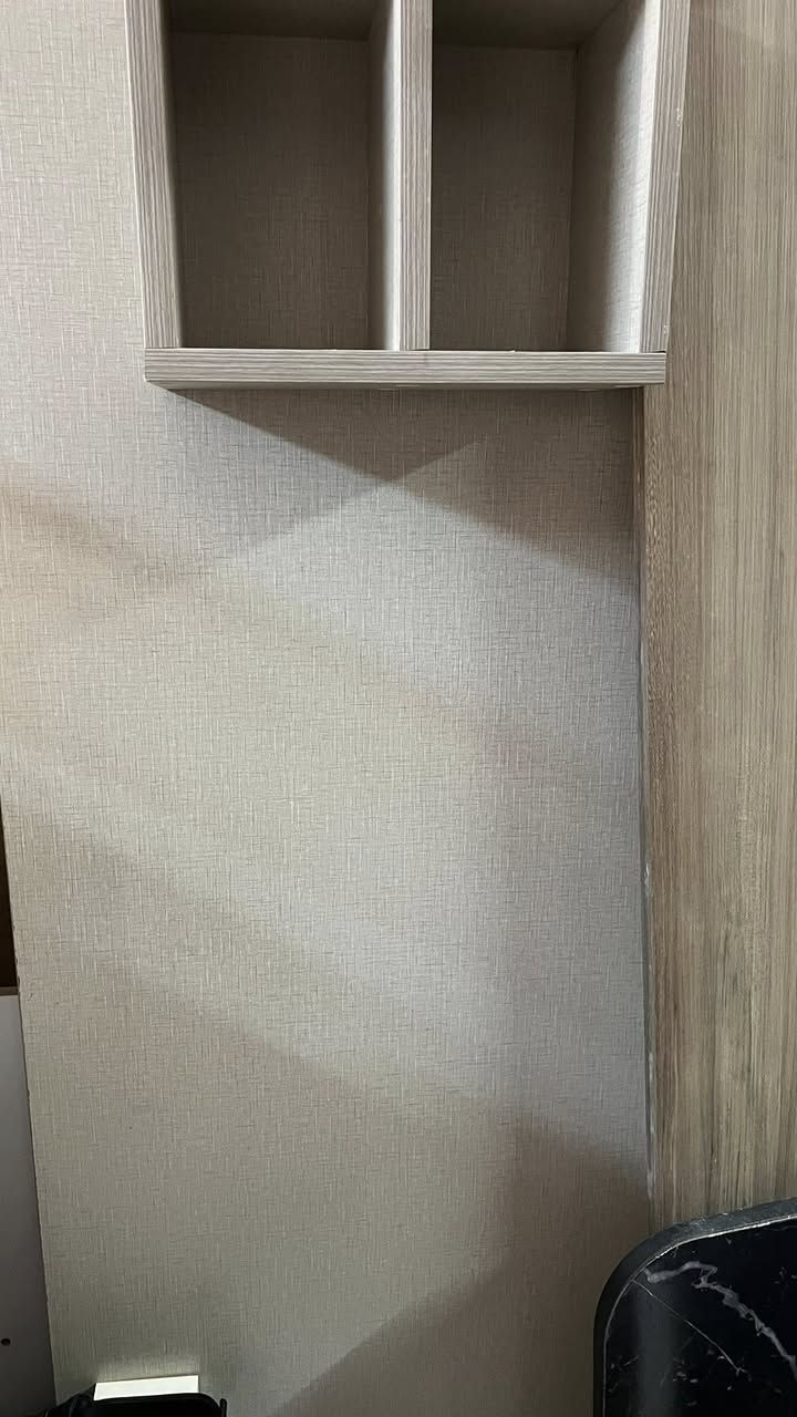 غرفه بناتيه عدد 5قطع معروض منها مكتبه طويله
او ميز مرايه جربايه او كنتور مفصخ  تفاصيل نفس جربايه او كنتور اسود
غرفه ولاديه فقط جربايه معروضه نفصال بيدي مسوي جربايه عمل وكنتور او ملحقات كلها جربايه ولاديه تجي وياها طابوريه
او داخل مالها حديد عمل
عنوان بغداد ***********
سعر مليون مستخدمه شهر

