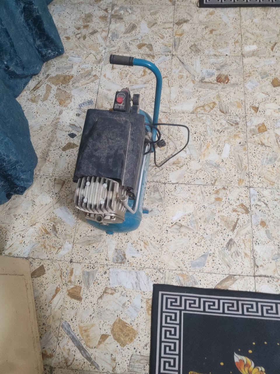هاذه كمبريسر البيع بي عطل ما يشتغل كهرباء ما توصله فقط كمبريسر ما ويا ملحقات نطيني سعر واخذه ***********
