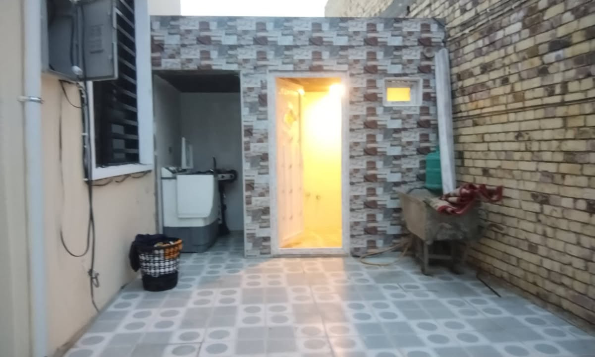 بسم الله الرحمن الرحيم السلام عليكم بيت للبيع بحي الامين الاولى قرب بنزين خانت الشموس مساحه الدار 350 متر مربع يحتوي على غرفتي النوم 5:30 مربع الصاله 13 6:30 استقبال 10 الطول العرض اربعه ونص المدخل 145 متر***********
