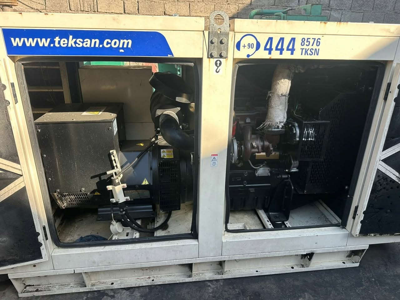 يوجد لدينا مولدات بيركنز بريطاني 
موديل حديث  حجم المحرك  4 بستم 
حجم التوليد 88 كيفي 
كاتم تكسن
 
للإستفسار اكثر اتصل عالرقم وادلل  او واتساب 
أبو علي  ***********
يوجد لدينا جميع أنواع المولدات
