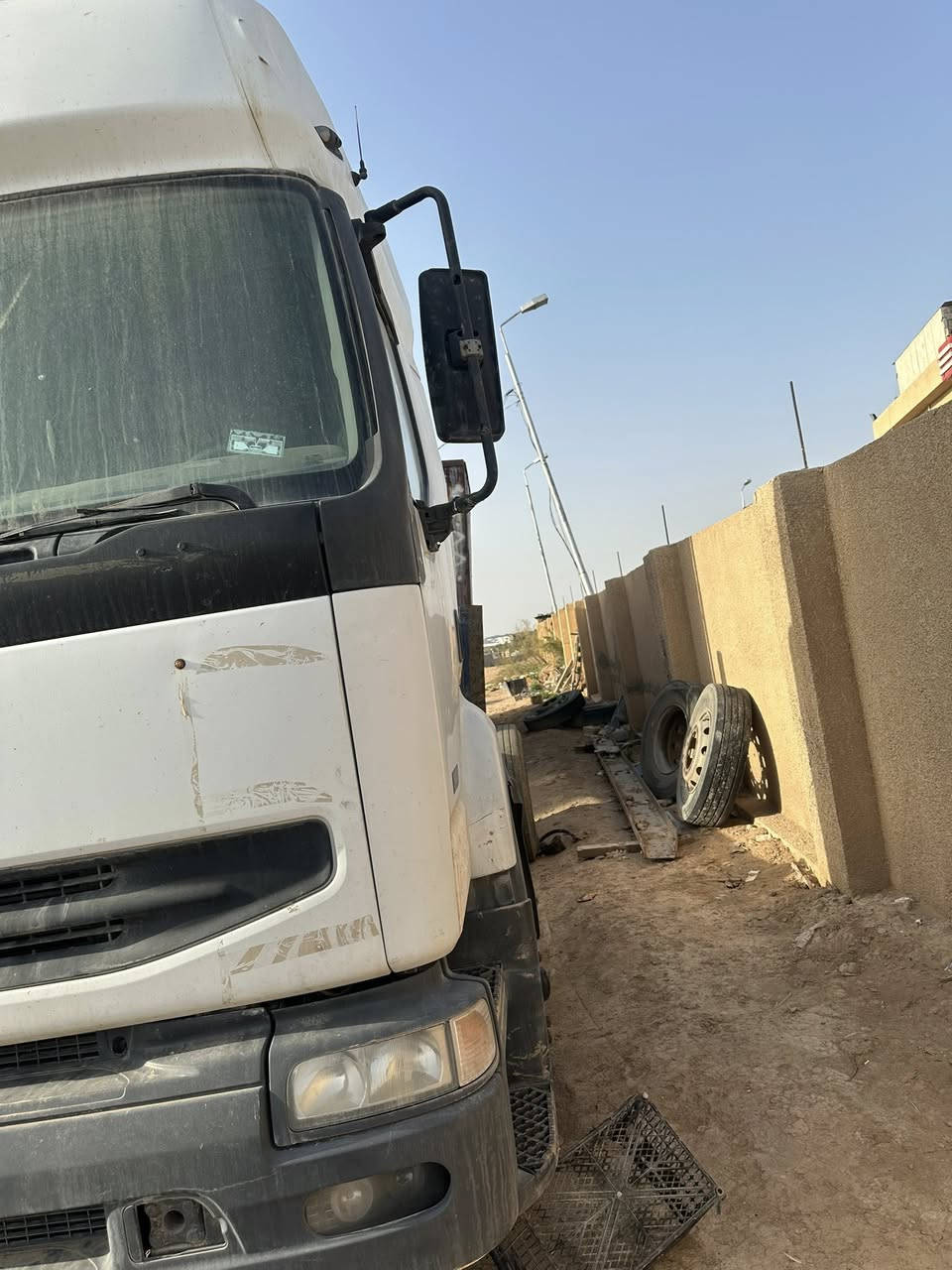 رينو للبيع راس تريله انجكتر بلادي كير مكينه اكسل شرط رقم واسط تحويل مكفوله من كلشي سعر 65 ورقه رقم الهاتف ***********
