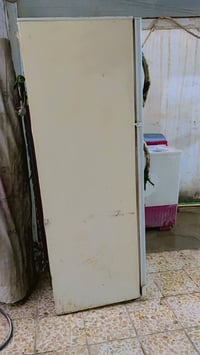 ثلاجة • تحتاج غاز • حجم كبير