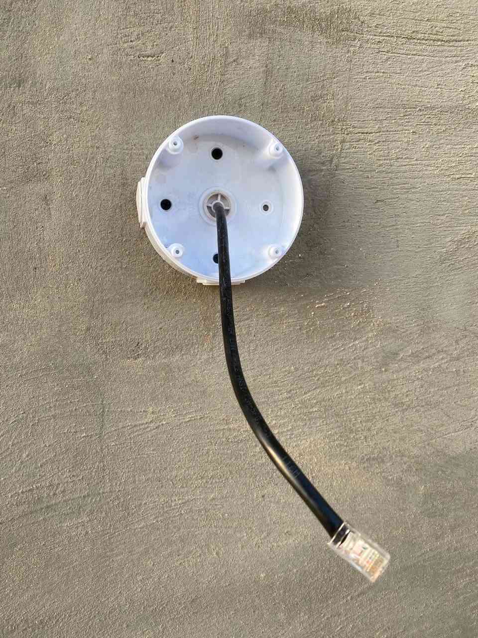 🛑 شغل شركة مو مال هواة.. إذا تدور "الرخيص" هذا المنشور مو إلك! 🛑
منشور طويل؟ إي نعم لأن حماية عملك وفلوسك مو لعبة 👇
بفضل الله تم إنجاز وجبة تنصيب منظومة كاميرات مراقبة عملاقة لشركة بهارات معروفة في منطقة أبي غريب.. الشغل صار على داير حبل
⚙️ المواصفات الفنية للمنظومة (شغل VIP):
•البراند العالمي: Hikvision (الرقم 1 بالعالم).
•النظام: IP System (أنقى وأحدث نظام نقل إشارة بدون أي تشويش أو نويز).
•العدد: 12 كاميرا بدقة 8 ميجابكسل (4K).. يعني تفاصيل التفاصيل تبين عندك (الوجه، العملة، أرقام السيارات) مو مجرد خيالات!
•الحل الجذري للكهرباء: عاكسة ذكية بطارية ليثيوم تدوم 12 ساعة متواصلة! طفت الوطنية اشتغل المولد المنظومة مالتك ما تطفي ولا ثانية وتأمينك مستمر 24 ساعة.
🛠️ ليش تختارنا إحنا بالذات؟
1. الترتيب والنظافة: وايرات مخفية بوري وبوكسات عازلة لحماية الأسلاك من الشمس والمطر، وترتيب السيرفر يفتح النفس.
2. برمجة احترافية: ربط المنظومة على الموبايل بدقة عالية وبثبات تام تتابع حلالك وشغلك من أي مكان بالعالم.
3. ضمان حقيقي: مو بس نبيع وننصب ونختفي، دعمنا الفني وياك خطوة بخطوة

ملاحظة: إحنا ما ننافس بالسعر الرخيص اللي وراه كاميرات تفصل ووايرات تحترق ورا شهر.. إحنا ننافس بـ الجودة، الترتيب، والعمر الطويل.

📞 للحجز والاستفسار:
إذا عندك (شركة، معمل، مخزن، أو بيت ضخم) وتريد شغل "مرتب" يبرد القلب.. لا تتردد وتواصل ويانا:
• 📱 رقم الهاتف: [***********]
• ✉️ أو راسلنا على رسائل الصفحة مباشرة.
(مكاننا: بغداد - ومتواجدين للتنصيب في كافة المناطق)
