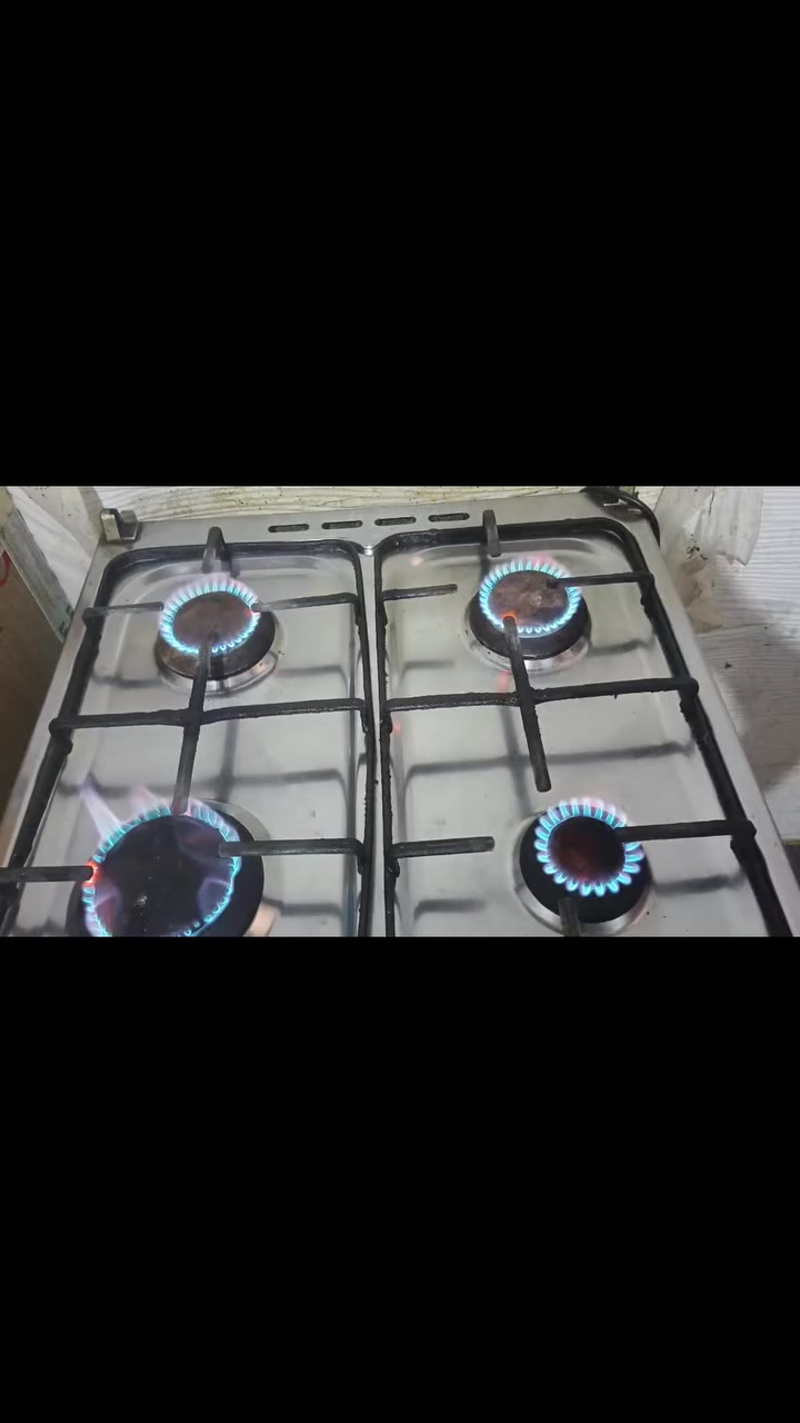 طباخ 4 عيون شغال ونظيف السعر 65
نانو أصلي استعمال قليل 65 
الشراي يتصل ***********
