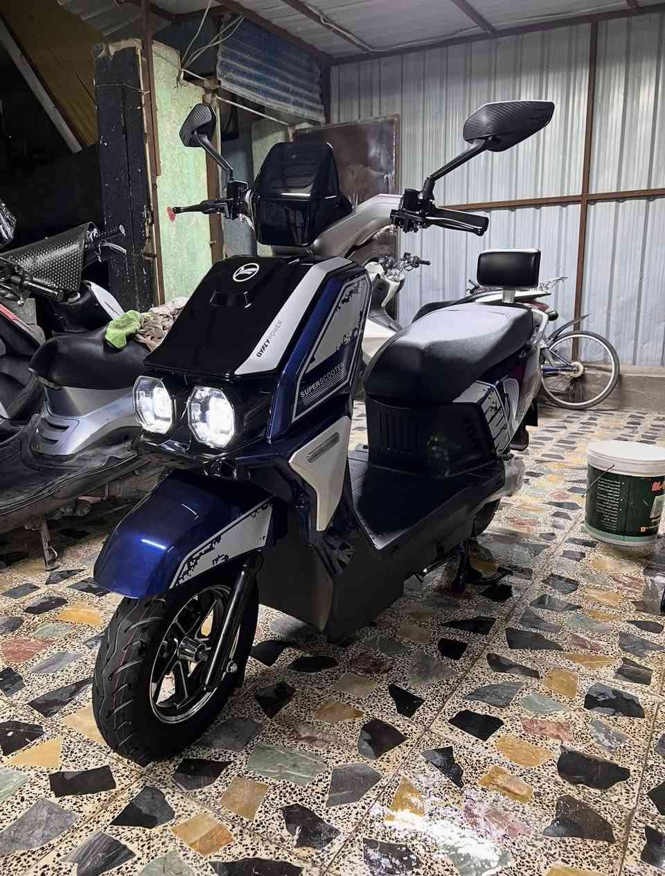 السلام عليكم دراجه شحن ماتركس للبيع مواصفات الدراجه 6 بطاريات دبل سرعه الدراجه 60كم/ساعه تتحمل وزن 230 كيلو  مستعمله قليل والدراجه نضيفه مابيه اي نقص للأستفسار ***********
