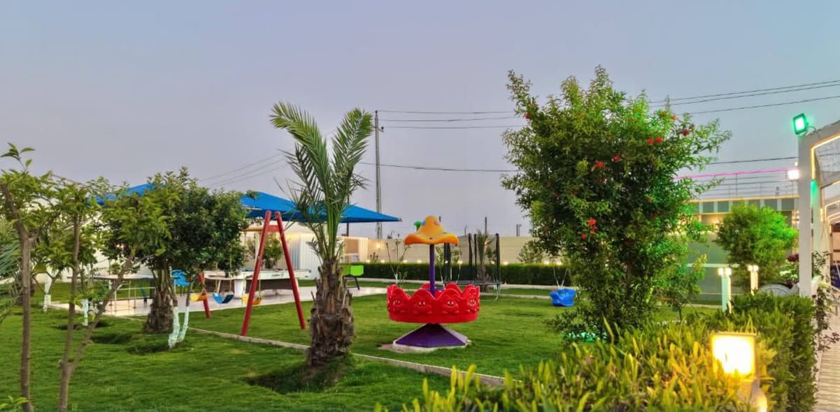 اهلا وسهلا بكم
اتصال 
***********
يحتوي هذه منتجع 
غرفتين نوم مكيفه ❄️ 
وصاله كبيره
مطبخ كامل من مستلزمات 🍽️🍴
يحتوي على صحيات داخليه وخارحيه
مسبح للكبار 🏊‍♀️
مسبح للصغار🏊‍♀️
تحتوي على بليارد +منضده +فيشه 2🎱🏓
حدائق2 كبيره 🪴
العاب للكبار 🎢
العاب للصغار
يوجد ماء حلو 🚰
انترنيت فول مجاني 
كهرباء ٢٤ ساعه
كراج داخلي للسيارات
للتواصل والحجز عل ارقام تاليه 
***********
