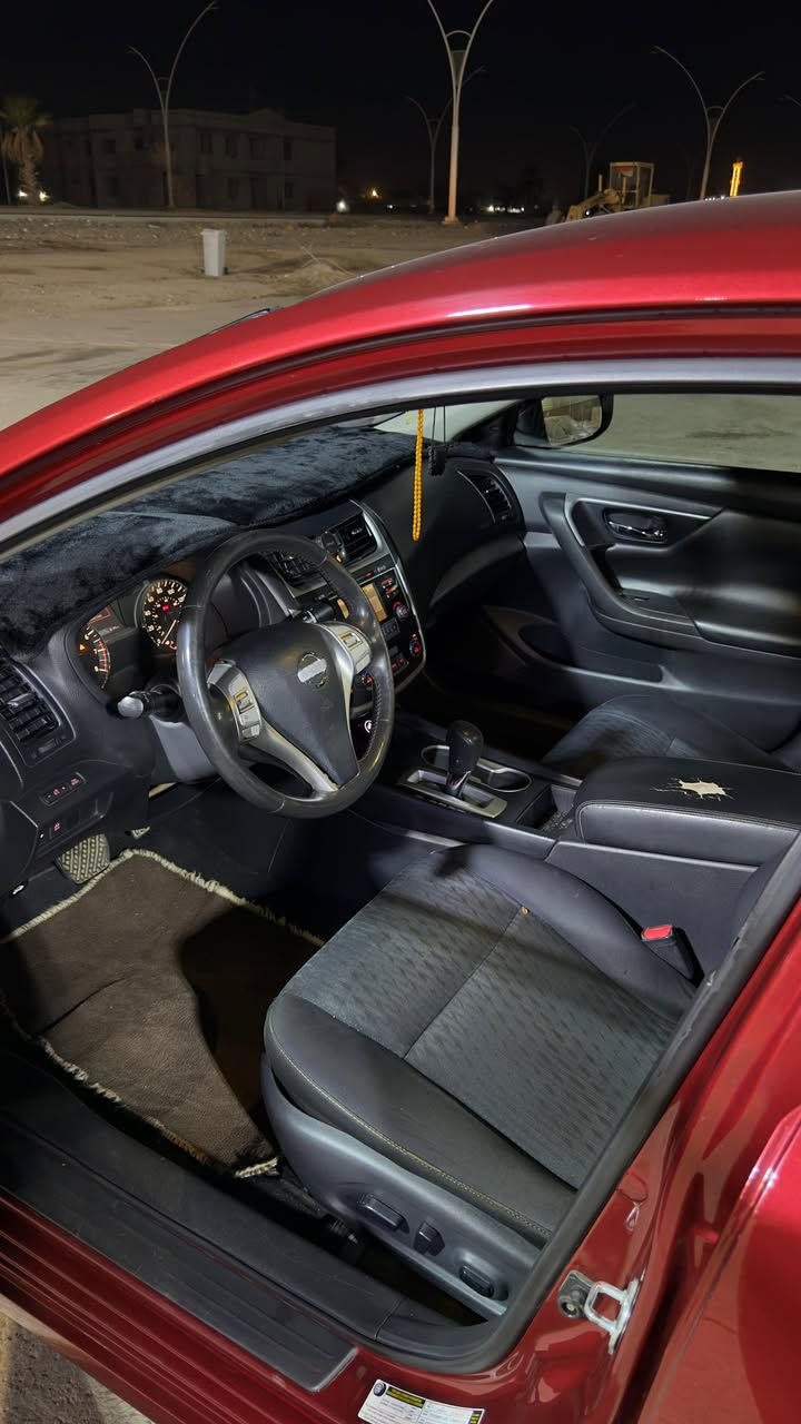 السلام عليكم 
التيما 
2017 فئة SV
ضررها جاملغ وبنيد مثل ما موضح بالصور 
سنويه لل 26 السيارة بسمي 
ماشيه 150 الف كيلو 
تبريد منضومه جديده ، باتري جديد 
دبلات وقواعد دبل واذاين محرك جدد
 تخم تاير جديد 
براد كير بيها السيارة 
السعر 130 وبيها مجال 
منضومه بانزين علية ادامة كاملة
رقم الهاتف ***********
