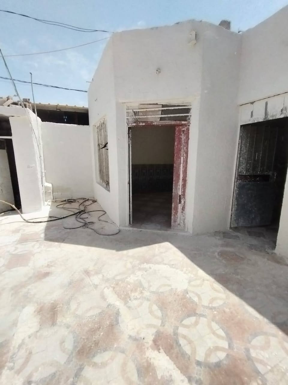 البيت ٢غرف نوم وصاله ومطبخ وستقبال وصيات خارجيه وداخليه خدمات ماي كهرباء مجاري نت ضوئي بلديه اهليه مولد راس الشارع مدرسه قريبه علي بنزلت بيت خليفه يم المختار ***********
