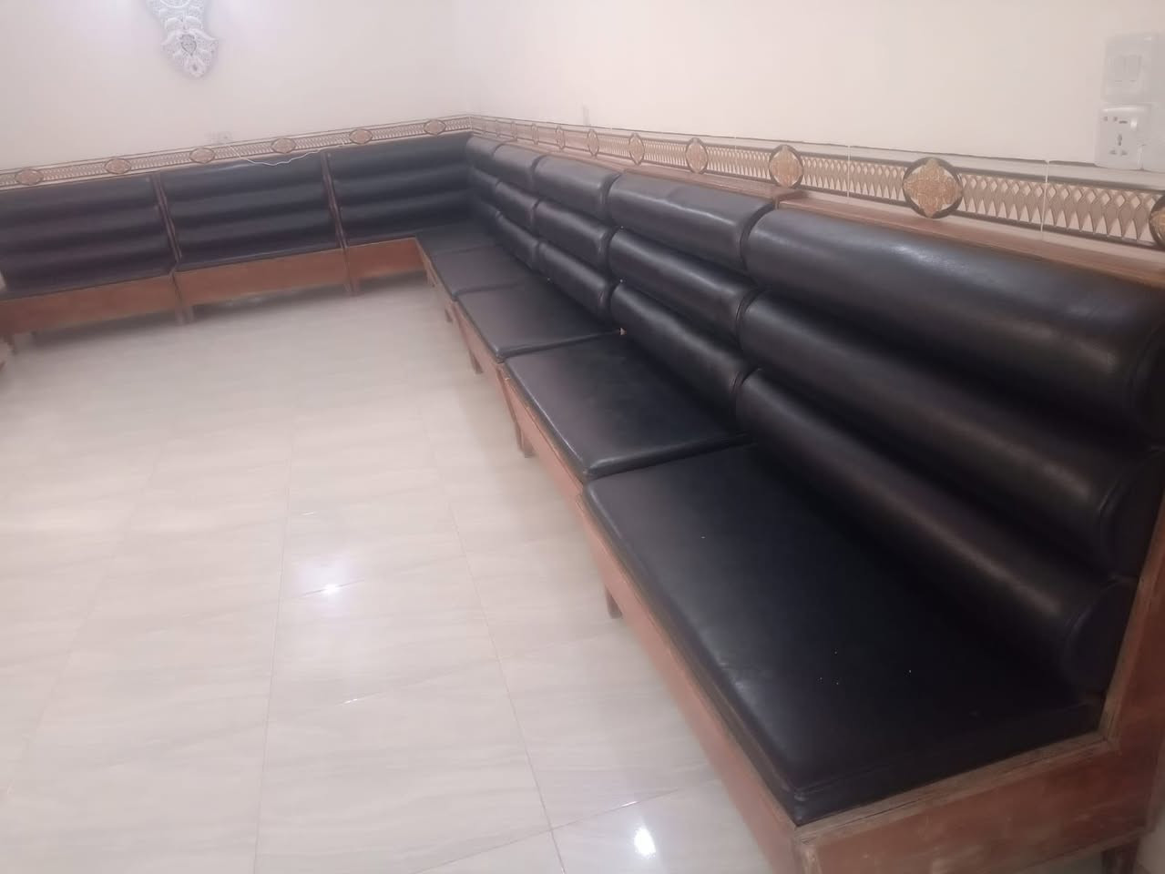 يوجد قنفات مال مطاعم أو كوفيات طول القنفه 2متر تقريبا جلد خشب اصلي عدد 8قطع العسر مناسب جداا
تواصل ***********
