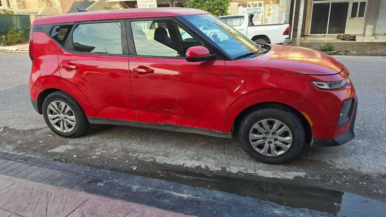 كيا سول 2020 رقم اربيل 
محرك 2000 دوش
بي تبخير بسيط
تحويل بشرط
صبغ من جهة السايق موضح بالصور و مبين
الجاملغ الأمامي و الخلفي ويه شويه بالبابين
بدون دواخل
طخات مبينة بالصورة على وضعها 
مواصفات السيارة
شاشه كبيره
شاشة اعطال
تحكم ستيرن
كامرة خلفية
اوتو ستوب
مانع انزلاق
كير 3 وضعيات

السعر 135 ورقة
***********
