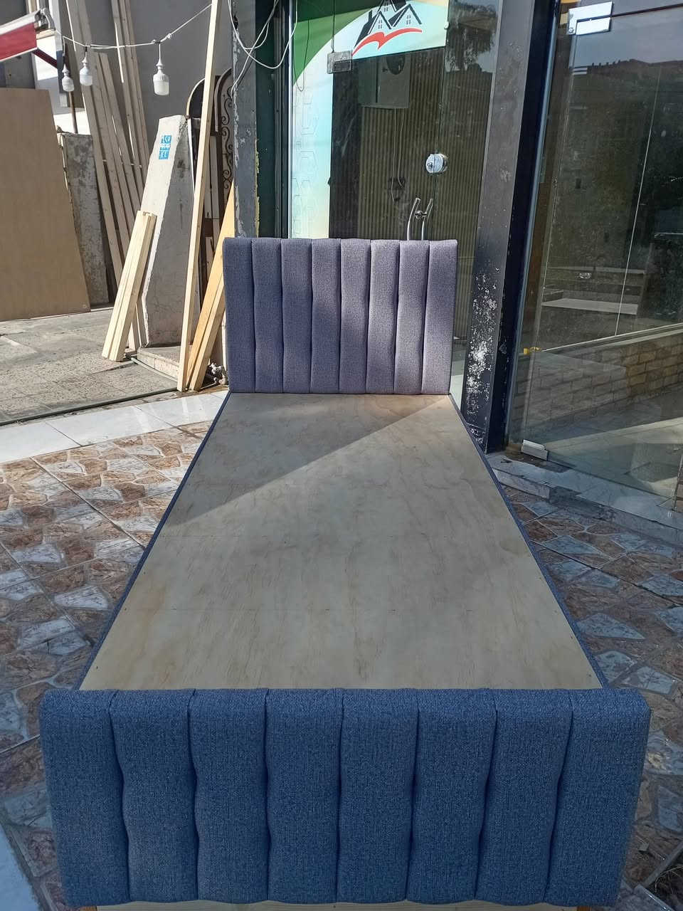 تخت نفر خشب جديد فصال مودرن ايضا متوفر بالون الي تختارو شغل توصي مو سوقي ضمان المشتري يحدد المده السعر ١٢٥ الف للتواصل ***********  متوفر واتساب
