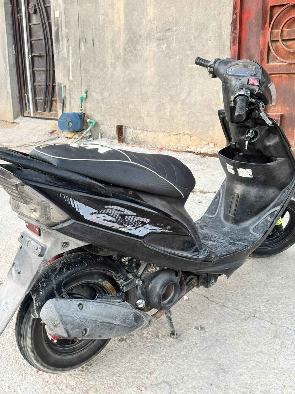 سلام عليكم ماكس عدله للبيع الدراجه مامفتوحه نضافه شوفت عينك دبلات امامي تعبانات فقط مكينه 49 سلف هندر كله شغال كهربائيات دشبول الكتروني اصلي مكاني كربلاء الميلاد السعر 600 رقمي ***********
