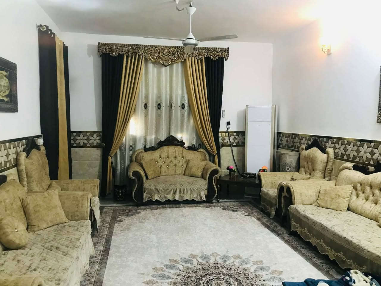 السلا عليكم بيت بحي الحكيم البيت مساحته ٢٩٥ متر ١٣ في ٢٣ نزال يتكون من طابق واحد غرفتين نوم خمسة ونص في اربع امتار ، استقبال سبعة ونص في اربعة وربع كراج يدخل فيه سيارتين ، البيت واقع بين شارع الميناء وشارع الحولي قريب على الحولي بمسافة ٣٠ متر زراعي  سند ٢٥ السعر ٦٦ وبي مجال للشراي


**إذا كنت صاحب هذا الإعلان وتريد حذفه لأي سبب، رجاءا أرسل رسالة إلى الدعم الفني**