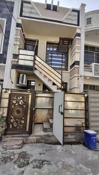 حي الحسين • شقة طابق اول • غرفة وصالة