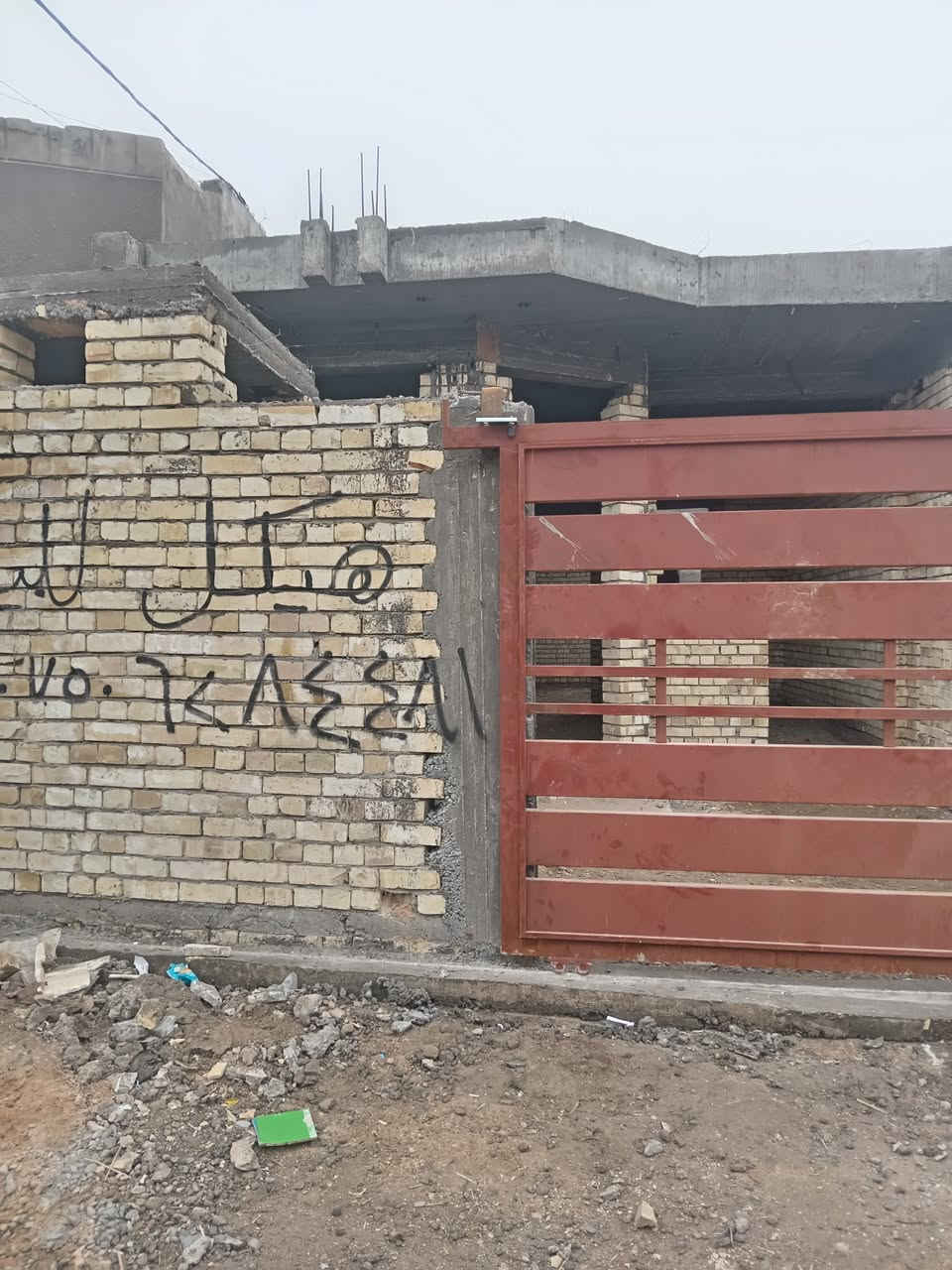 اسلام عليكم هيكل للبيع المساحه ١٢٥ مدفوع كافه الخدمات رقم العقار ٢٤٧٠ حي العسكري ال١٨ شغل درجه اوله سعر ٧٥ او بي مجال *********** ***********
