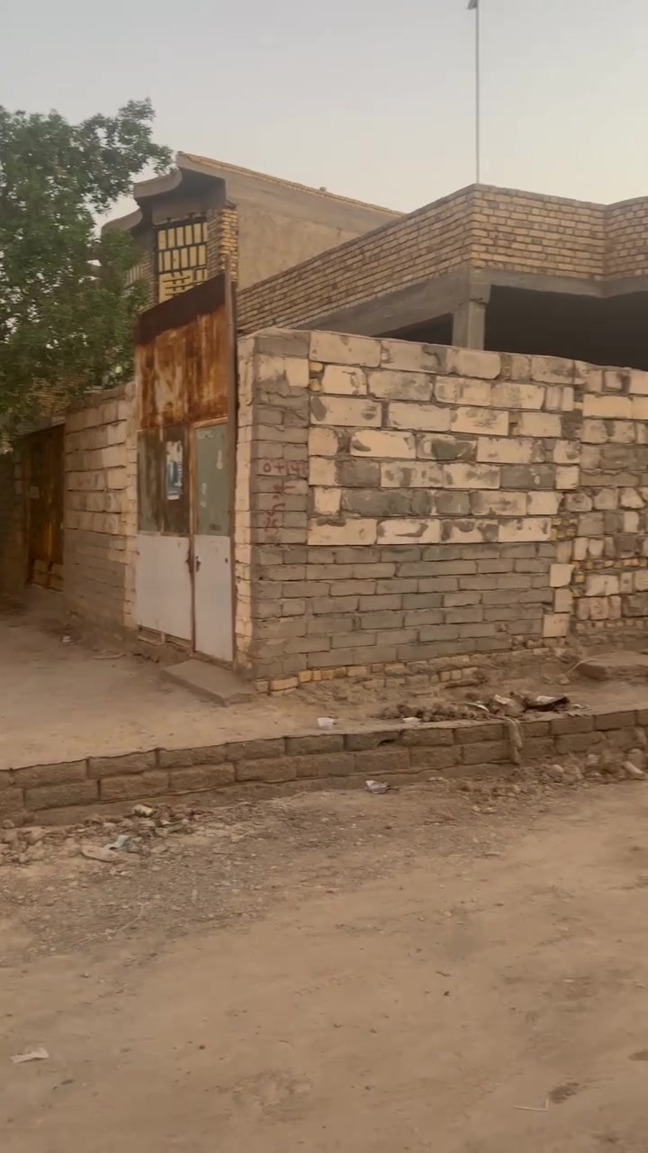 بيت للإيجار حي الحرية
ركن شارع متوسطة الشهيدة سميه وإعدادية شهداء الغراف 
البيت يحتوي على تانكي ومتطور ماي وسخان وخط أمبيرات جاهز 
غرفتين 
استقبال 
وصالة 
مطبخ 
صحيات داخلية وخارجية 
جيران مرموقين ومحترمين جداً 
للاستفسار على الرقم ***********
