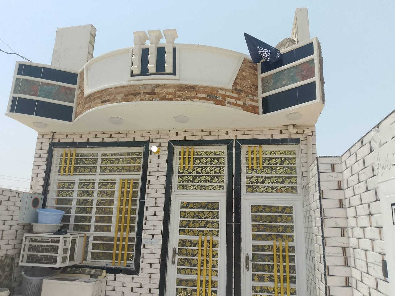 سلام عليكم بيت للبيع حله ابي غرق في حي المرتضى قرب المدرسه الخلق العضيم مساحة البيت 100السعر65اي ستفسار***********
