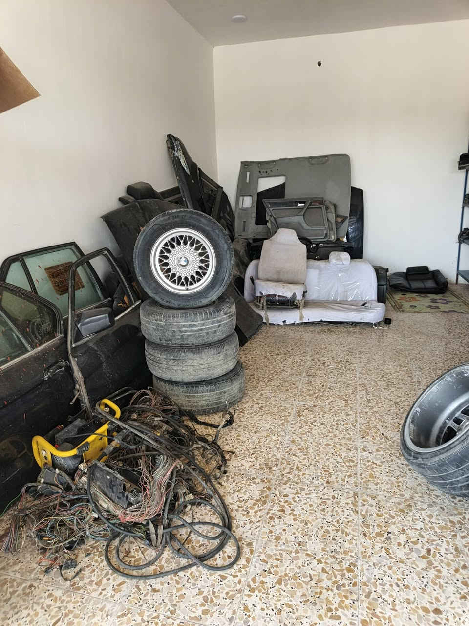 سلام عليكم متوفر قطع غيار وصيانه كافه سيارت بيئم دبليو 
بعنوانه الجديد جسر ديالى واشي تحتاجون اتصل على الرقم وتدلل ***********
