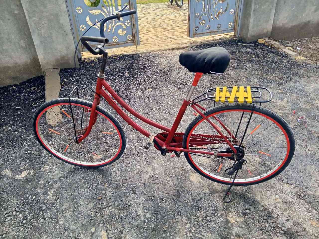 السلام عليكم 
بيسكل البيع 
حجم 26 
نضافه فول
 المكان ميسان صدر المجر الكبير 
الاستفسار اتصال على رقم *********** 
او خاص
السعر 60 مع المجال وبخدمت الشراي
