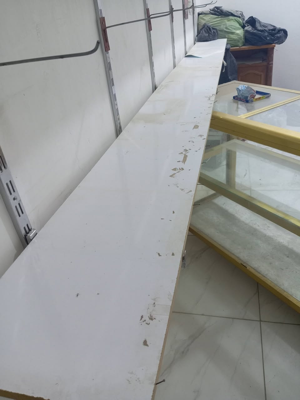 ميز المنيوم جام + رفوف خشب  العدد 3 رف  MDF  قوي وثخين  طول 3متر و 65 سم  وعرض 30 سم
مع مساطر وحمالات للرف 

للأستفسار خاص او الاتصال 
***********
