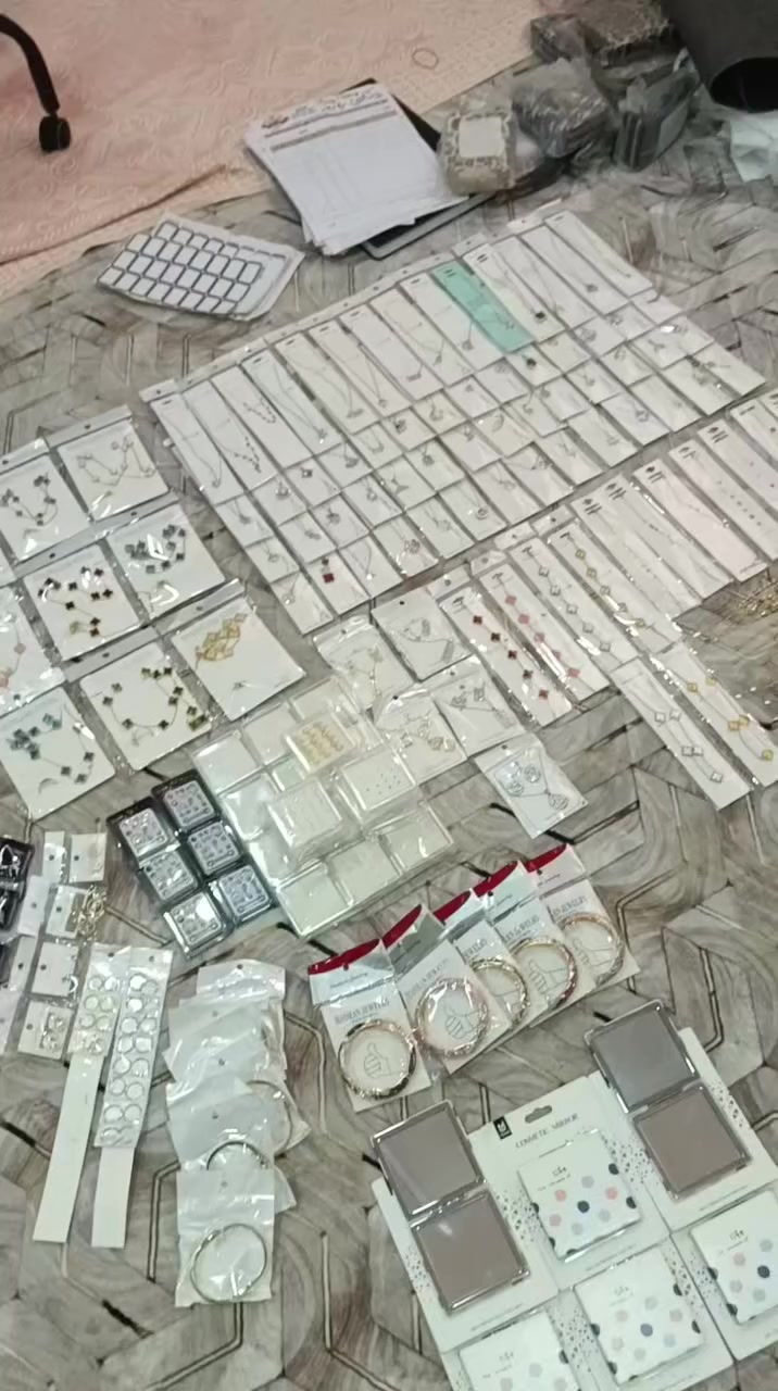 سڵاوی خوا لە هەموو لایەک
هەمووی پێکەوە بۆ فرۆشتن 
بابەتەکان ئەمانەن
ملوانکە + مستیلە + گوارە + لوتەوانە + بازنگی زینە و مینا + چەن جۆرێک تاقم + پاوانە + ستاندی گەردن + بۆدی ئافرەتان هەمووی فری سایزە + چەن جۆرێک عەزی + ملپێچ + لەچک + گۆرەوی + کەپی گوێ + قایش + نەعلی فەرش و دەرەوە + پاپوچ + کڵاو + کیفی بچوک و وەصەت + جانتای  گەورەو بچوک + عەلاگەی جل و عەلاگەی پانتۆڵ بۆ هەڵواسین + جلی ژێرەوەی ئافرەتان + ئاوێنەی بچوک
هەمووی لۆکە و تازەیە
هەمووی پێکەوە دەفرۆشم دوکانم لابردووە
بۆ نرخ لە ڤایبەر یان وەتسئەپی ئەم ژمارەیە پەیوەندی بکەن
***********
تەنها لە ڤایبەر و وەتسئەپ و مەسنجەر جوابدەدەمەوە
نرخیان 1,400,000 هەزار و معامەلەیەکی کەموو برایانە
