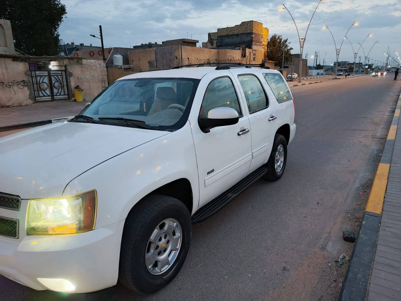 تاهو مديل 2011 مواصفات lt رقم بصرة انكليزي بسمي تحويل ثاني يوم كفالة مكينه وكير وشاصي تبريد تخم تاير جديد السياره كفالة من الضربة السيارة جاهزة من كلشي ماناقصها اي شي.. 
السعر 190$ بيها مجال 
مكان السيارة البصرة 
اتصال فقط 
*********** البصرة, العراق
