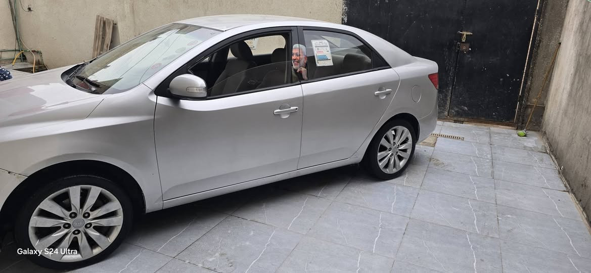 كيا فورتي موديل ٢٠١١ ادواااات مگصوص جنطه 
السياره جاهزه.. گير.. محرك.. تايرات.. باتري.. تدفئه... تبريد.. حداديه طوبه. 
السعر ٤٨
مكانها بصره.. 
واذا اكو مراوس 
***********
