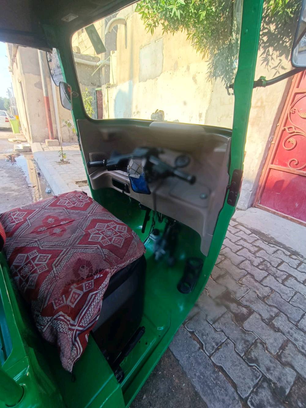 تكتك بحالة جيدة مع لون خارجي أخضر جذاب. المحرك يعمل بشكل ممتاز والدعامات والسقف جيدين. الداخلية نظيفة وتتضمن مقاعد مريحة. مناسب للنقل داخل المدينة أو للعمل اليومي. ممتاز للاستعمال الشخصي أو التجاري.