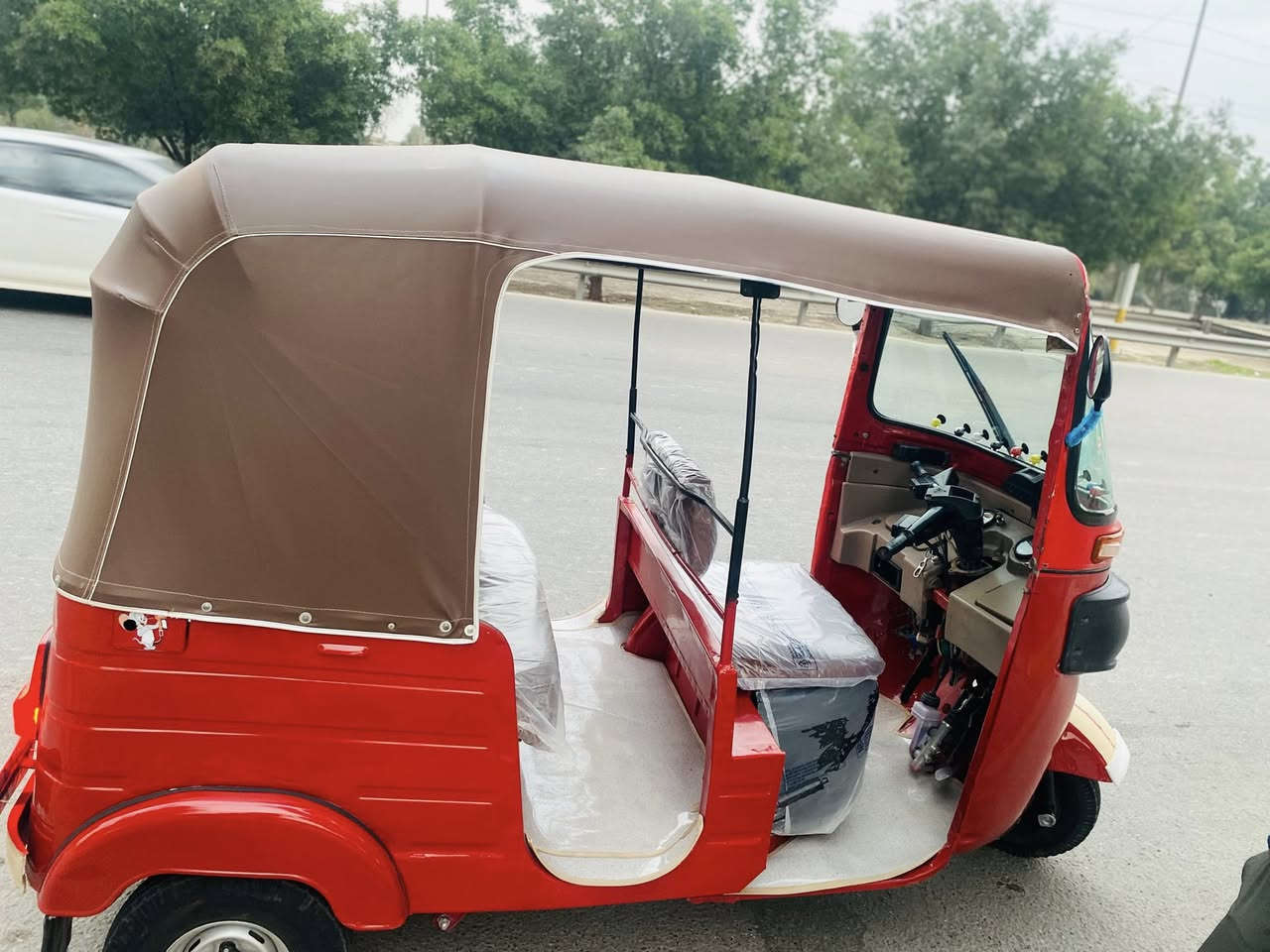 السلام عليكم تكتك موديل ١٧ معمره تعمير عام مصبوغه جماليه مابيه اي نقص مكينه مال موديل 20 بل جيس مرقمه رقم او سنويه تحويل ثاني يوم سعره 5 او ربع ٢٥٠ تواصل *********** عنوان بغداد حي العامل البياع مراوس حسب قناعه
