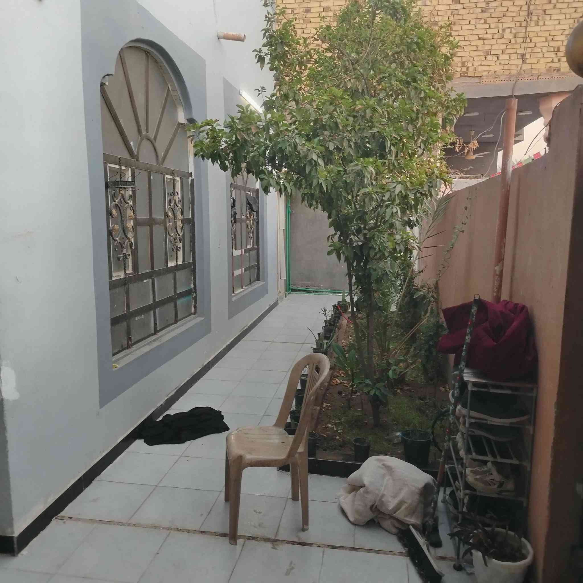 بيت البيع مساحه ٢٠٠متر كوفه علوه الفحل ثاني بيت عن الشارع العام غرفتين وصاله ومطبخ وستقبال حمامات داخليه وخارجيه 9647869301870
