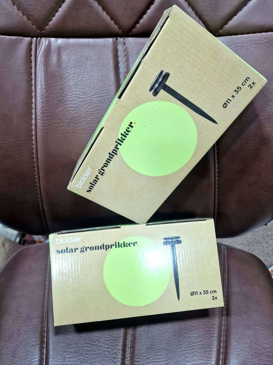 مصابيح انارة على الطاقة الشمسية 
سعر الباكيت الواحد ١٥ الف. 
يحتوي الباكيت الواحد على ٦ مصابيح
او
مصباحان 
حسب النوع. 
للحجز
0772 748 9013
