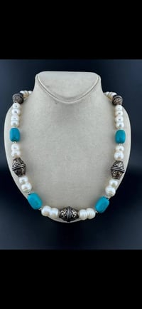 تخم من اللؤلؤ الطبيعي الاصلي مع فواصل من حجر الفيروز والفضة يتكون من ق...