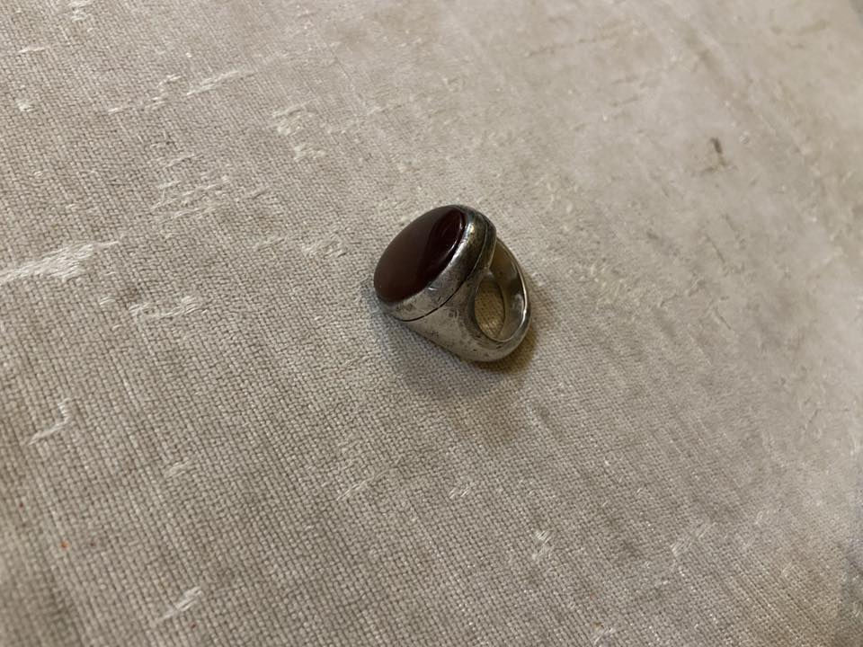 خاتم رجالي كلاسيكي مصمم من الفضة الإسترليني عيار 925، ومطعم بحجر عقيق يماني طبيعي كبير باللون الأحمر الداكن (الكبدي). 
نوع الحجر: عقيق يماني طبيعي (كبدي أو كرزي).
المعدن: فضة عيار 925.
التصميم: كلاسيكي بيضاوي مناسب للمناسبات الرسمية واليومية.
الوزن: عادة ما يكون وزنه ثقيلاً نسبياً، ويبلغ حوالي 24 إلى 30 جراماً.


**إذا كنت صاحب هذا الإعلان وتريد حذفه لأي سبب، رجاءا أرسل رسالة إلى الدعم الفني**