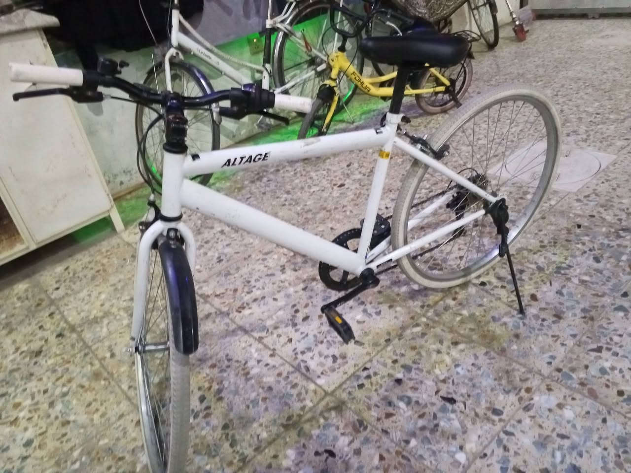 السلام عليكم
بايسكل رياضي للبيع 🚲 
الماركة :ALTAGE
النوع: c700
البريك: caliper 
المقعد:رياضي 
بايدر:بلاستك
ستاند:جانبي
السعر:💯
العنوان: كركوك اسرى ومفقودين 
وبي مجال للطيبين 
رقم هاتف:***********
البايسكل وزنه خفيف جدا وزنه تقريبا 12كيلو
