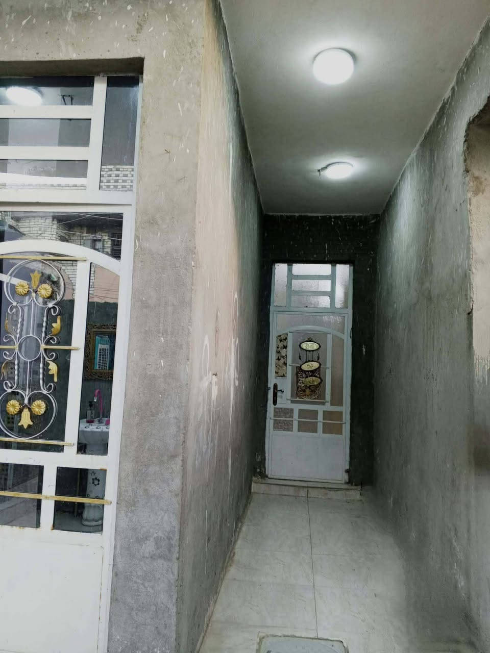 سلام عليكم بيت للبيع
مساحه 100م واجهه 5 نزال 20

يتكون من استقبال🛋️ وحولي🪑 وغرفه نوم🛏️

وصحيات🛁 الطابق الاول الطابق الثاني

غرفتين 🛏️نقص كاشي صيحات كامله 🛁

علمن البيت طابو زراعي سند 25🧾

عنوان شارع الكهرباء حسينيه الامام 

المهدي قرب صيدليه زينه علي  فرع 3 اي إستفسار 📱***********او مراسلة الصفحه نقص واجهه صبغ
