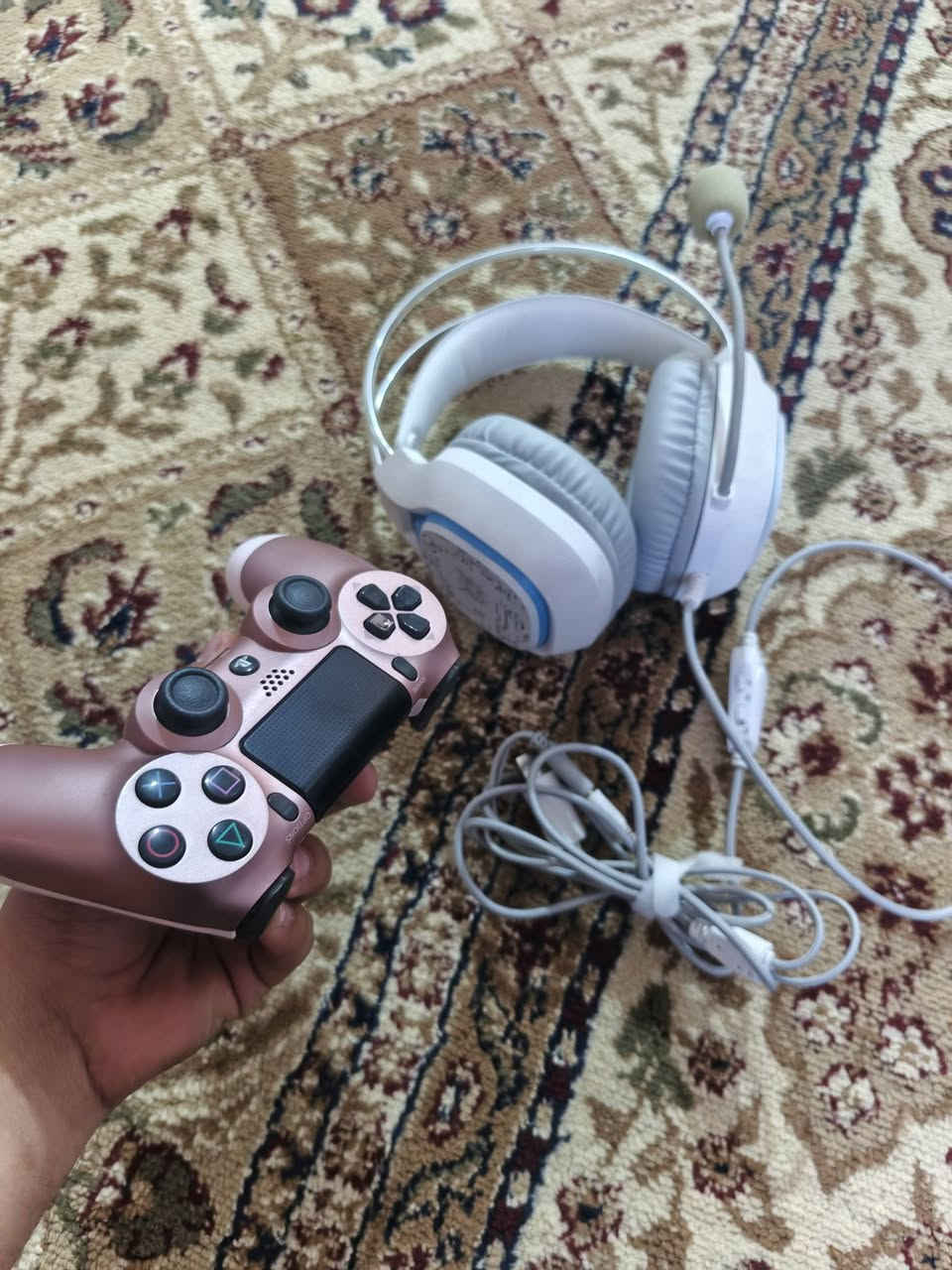 شباب شاشة و ميز و سماعة و جوستك
الشاشة : 
نوع  game on
منفذ ال hd  يدعم 2.1 و دسبلاي 
FHD  حجم 24  و RGB  سرعه الاستجابة 0.5 الشاشة جديدة الجيس مالتها بعدة ما شايله استخدام قليل 
سعرها 175 الف وبيها مجال
الميز سعره 20 الف
السماعه نوع اونيكوما X22  الي يحب يبحث عنها 
و الجوستك تجاري سعرها 8 الف 
مكاني ديالى بعقوبة تقاطع القدس ***********
