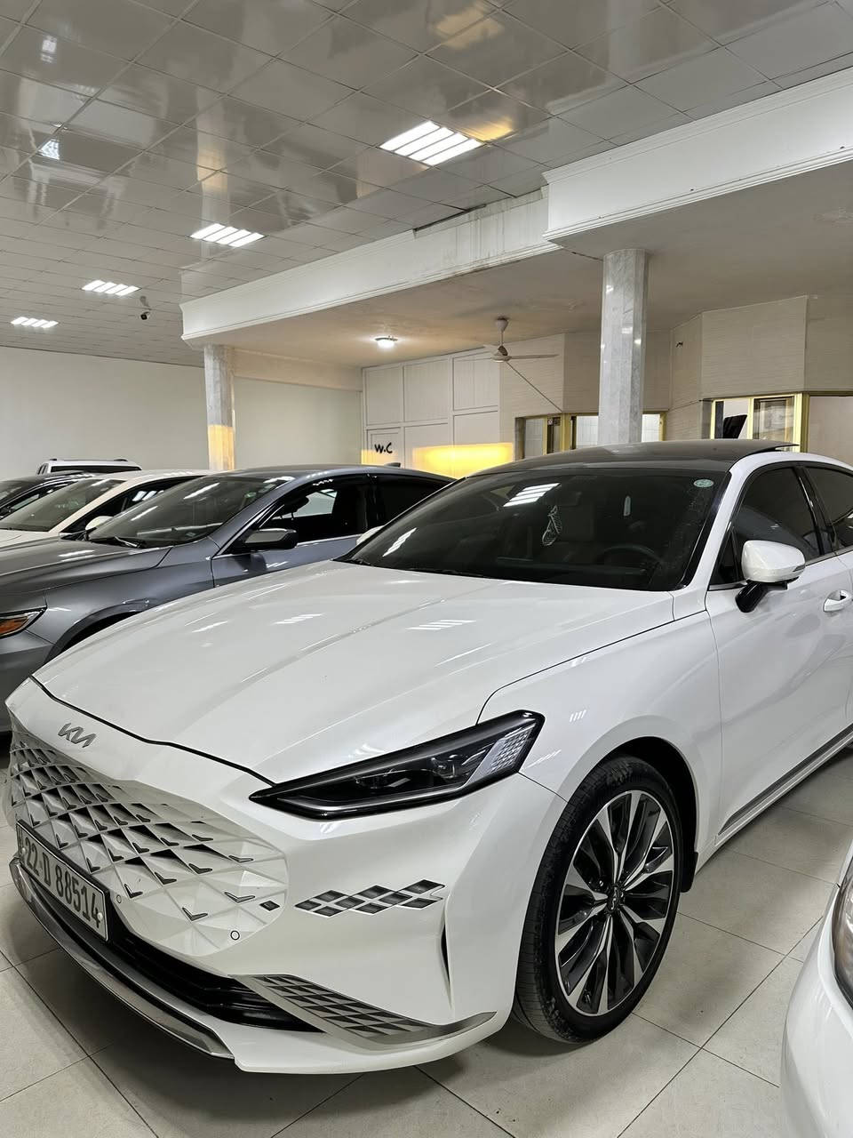 الموديل: كيا K8 - جيل حديث (2023)
المحرك: 6 أسطوانات V6 قوي وجبار، سعة 3.5 لتر (300 حصان) مع ناقل حركة أوتوماتيكي متطور من 8 سرعات.
رقم اللوحة: [أربيل ] جاهزة للتحويل مباشرة.
✨ أبرز المواصفات والميزات:
 السقف: فتحة سقف بانوراما بالكامل إطلالة مميزة وفخمة جداً.
 التصميم الخارجي: واجهة مستقبلية (الشبك المدمج الهيدروليكي)، 
إضاءة LED بالكامل
، جنوط ألمنيوم مميزة
، مرايا جانبية قابلة للطي كهربائياً مع إشارات انعطاف، حساسات أمامية وخلفية.
 المقصورة والداخلية: شاشة عرض رقمية عملاقة متطورة (تدعم أبل كاربلاي وأندرويد أوتو)،
 مقاعد جلد فاخرة، نظام تكييف هوائي ذكي متعدد المناطق،
 بصمة تشغيل وبصمة أبواب مع ميزة التشغيل عن بعد.
 أنظمة الأمان والقيادة: كاميرا خلفية عالية الدقة، مثبت سرعة ذكي، نظام منع انغلاق المكابح (ABS)، 
ونظام التحكم بالثبات والمساعدة على الطريق.
📋 تفاصيل حالة السيارة:
 المسافة المقطوعة (الماشية): [80,000KM]
 حالة البودي والضرر: [مكفوله كفالة ]
💰 السعر والموقع:
 السعر المطلوب: [242$😳]
 مكان تواجد السيارة: [ زاخو]
 للتواصل والاستفسار: [ ***********]واتساب☎️☎️
