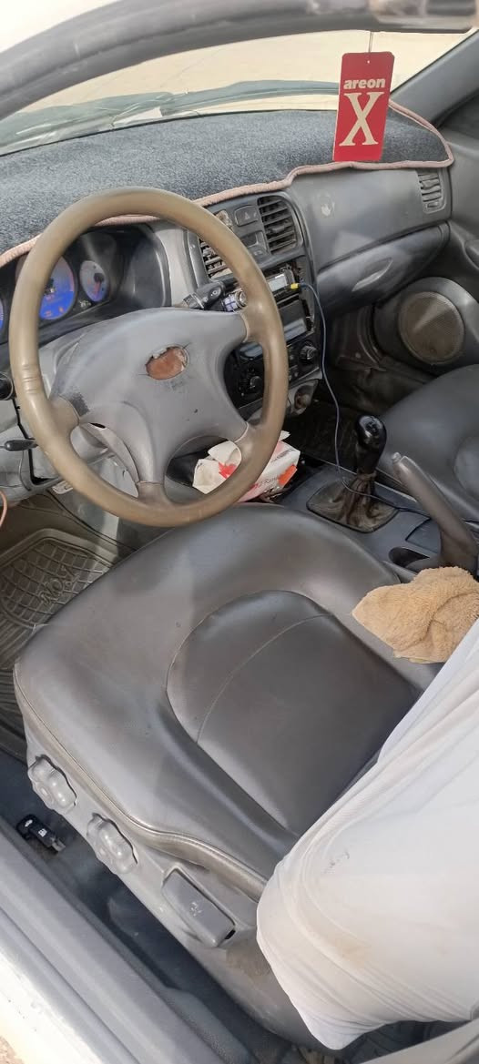 سوناتا موديل 2000بسمي مابيه اي نقص تبريد حداديه دواخل كير عادي  للتكلي شبيه تجي وتكلب واني خادم السياره نوزل وليس كابريتر مكاني ديوانيه***********
