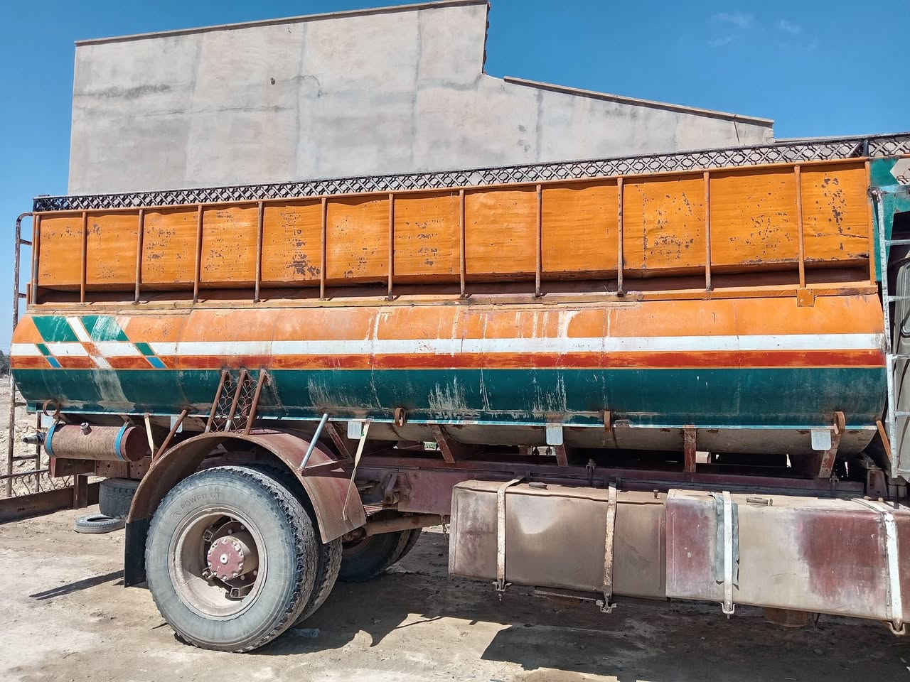 سلام عليكم ورحمة الله وبركاتة
للبيع تانكي قجم جديد قواطع جدد كاعيه جديده ياخذ 60ابرميل العنوان الانبار القائم ***********
