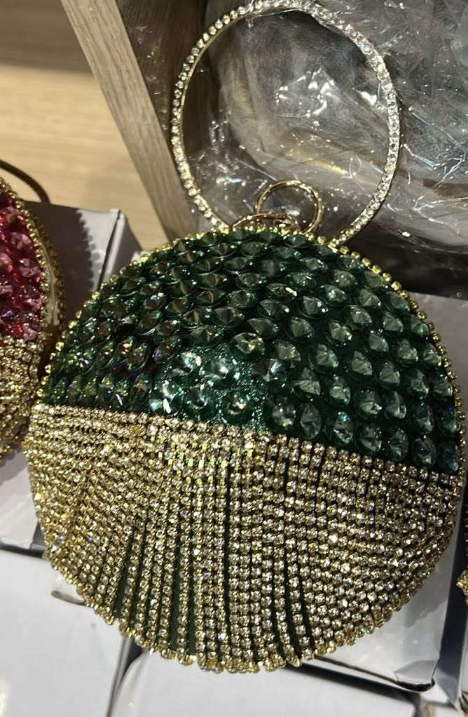 عندي مسكات
بسعر الجملة 
الي يريد 
يراسلني 
***********
