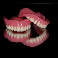 طقم أسنان متحرك • إشراف دكاترة اختصاص • حجز موعد