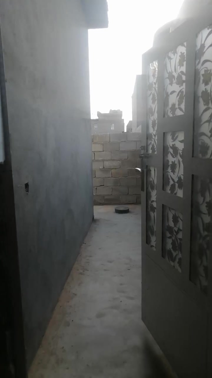 بيت للايجار في حي الشهيد قرب المجمع ***********
