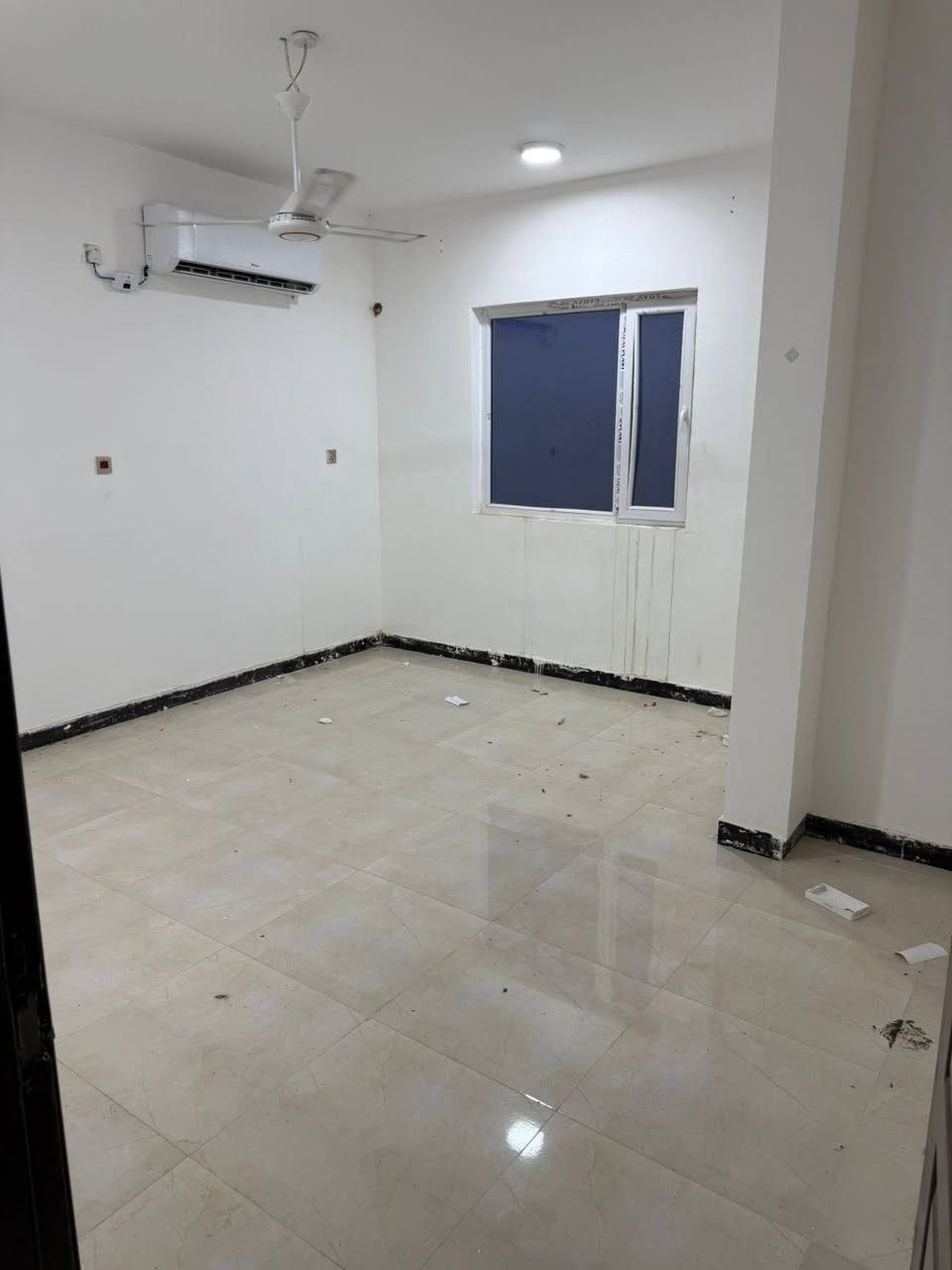 بيع مستعجل بيت مساحة 200 متر مربع فئة D في مجمع لؤلؤة السكني على الشارع العام مقابل المستشفى الألماني البيت فارغ نظيف جدا جاهز للسكن يحتوي على (3غرف نوم +براني+صالة+مطبخ+صحيات عدد٢ +سطح) 
السعر (170) مليون اي تدفع  103 مليون نقد والباقي 67 مليون اقساط  425 الف بالشهر 
الرجاء الاتصال واتساب ***********
