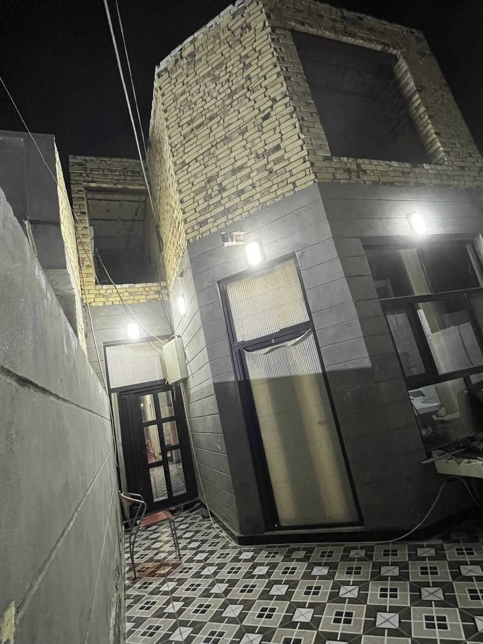 مساحة البيت 150
واجهه 6
نزال 25
زراعي سند 25 مشمول بالطويب
عكاده يحتوي على طابقين
الطابق الاول صحيات داخليه وخارجيه مطبخ غرفه واستقبال وصاله
الطابق الثاني كامل هيكل كهرباء ومي ومجاري 
يحتوي على غرفتين وصاله وصحيات
الباب الامامي على شارع 12
ويحتوي باب خلفي على شارع 10
الموقع التقيه الثالثه داخل مجمع الروان 
السعر85 وبي مجال للشراي


**إذا كنت صاحب هذا الإعلان وتريد حذفه لأي سبب، رجاءا أرسل رسالة إلى الدعم الفني**