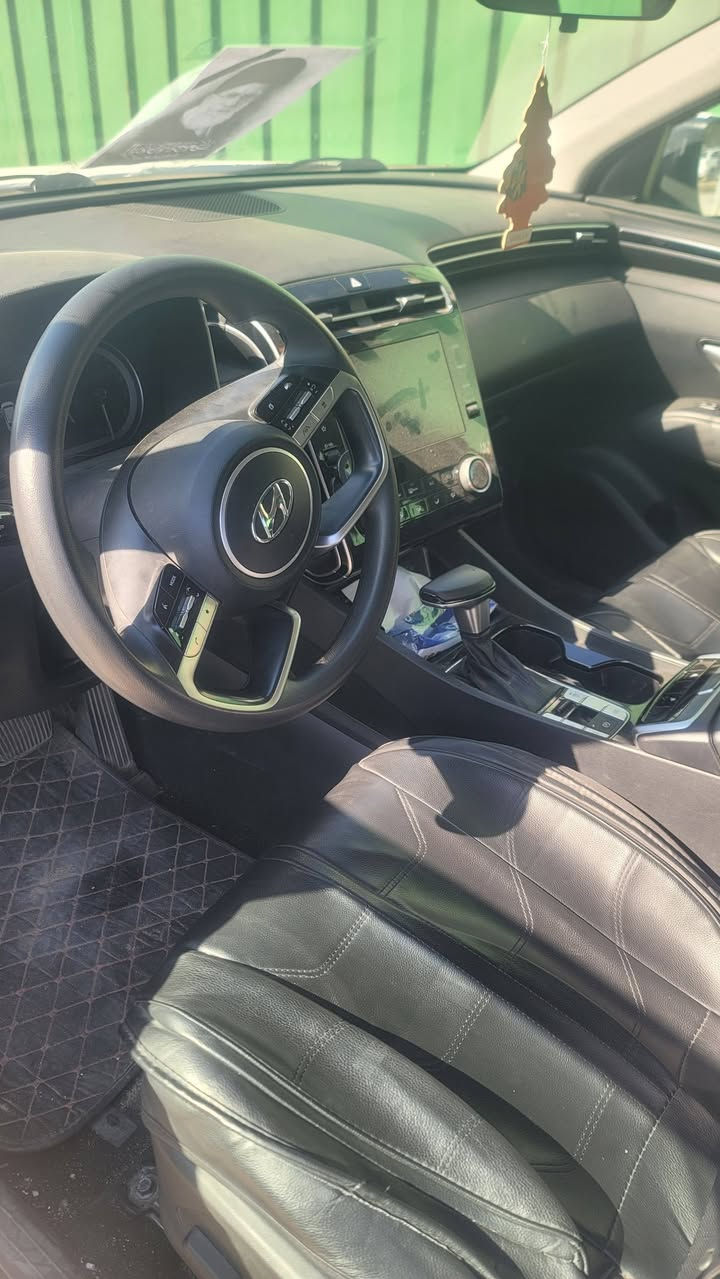 السلام عليكم مكلف بالنشر سيارة  توسان ٢٢ وارد ظربه بنيد. مبدل وجاملغ بارد كما موظح بالصور وبيها كلير من امريكا كير ومكينه جدد***********
