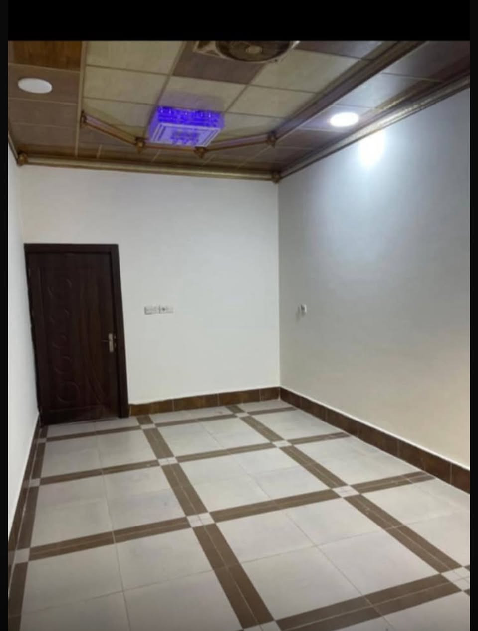 عرض عقار جداً مميز – دار للبيع طابو ملك صرف 
دار حديث البناء (2020) 
الموقع: كركوك – حي المعلمين – قرب بازيخ خان قرناطه – شارع 15
موقع مميز جداً
الدار كون مواصفات
السعر: 185 مليون دينار
قفل مساحته ١٠٠ متر 
قاطع نظامي
تفاصيل الدار:
قاطع واحد
تصميم حديث
تشطيب نظيف
كل المواصفات متوفرة للتواصل ***********
