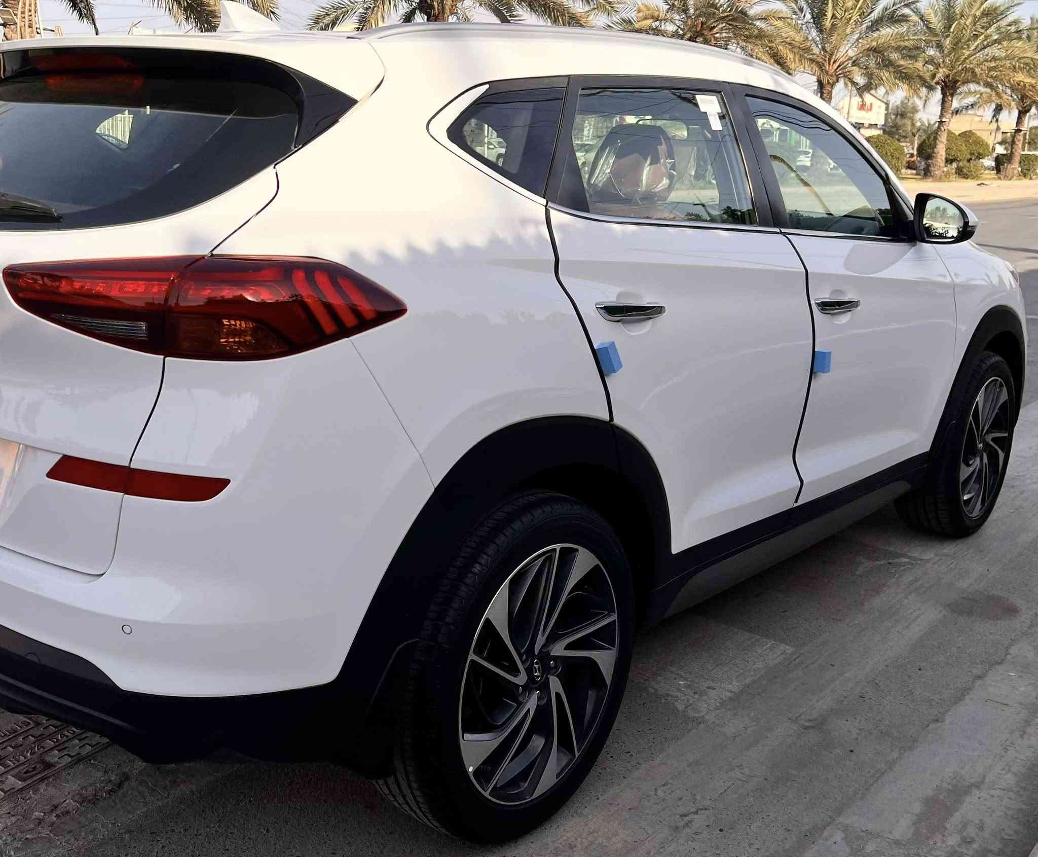 السلام عليكم 
توسان 2020 خليجي مكفولة كفالة عامه لا صبغ لا ضربة لا تبديل لا بارد ماشيه 12 الف السياره اخت الزيرو بعدها بلزكات الشركة رقم بغداد الجديد بأسمي السيارة عله ايد وحده من الزيرو 
المواصفات 
لايت 5 عدسات
بصمة 
شاشة اصلية 
مرايات ضوئية 
ترحيب عند الاقتراب 
حساسات + كامرة دوارة
كشنات جلد 
كشنات كهرباء 
درايف مود
محرك 2000 دوش 
قطعتين تبريد 
وبعد بيها هواي مواصفات
السعر 218 ورقة وبيها مجال 
الرقم *********** 
مكانها بغداد
